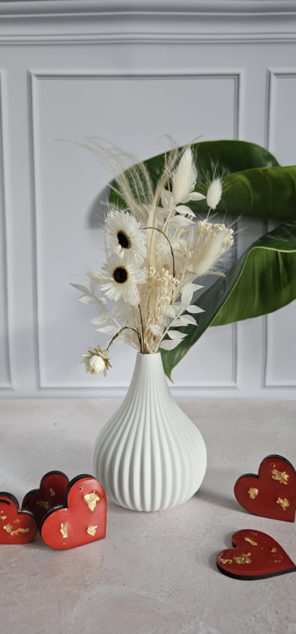 Vase blanc et fleurs séchées