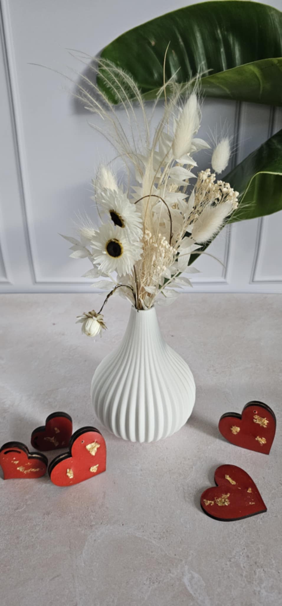 Vase blanc et fleurs séchées