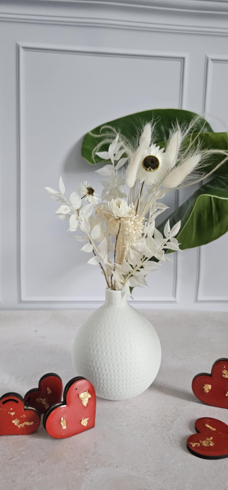 Vase blanc et fleurs séchées