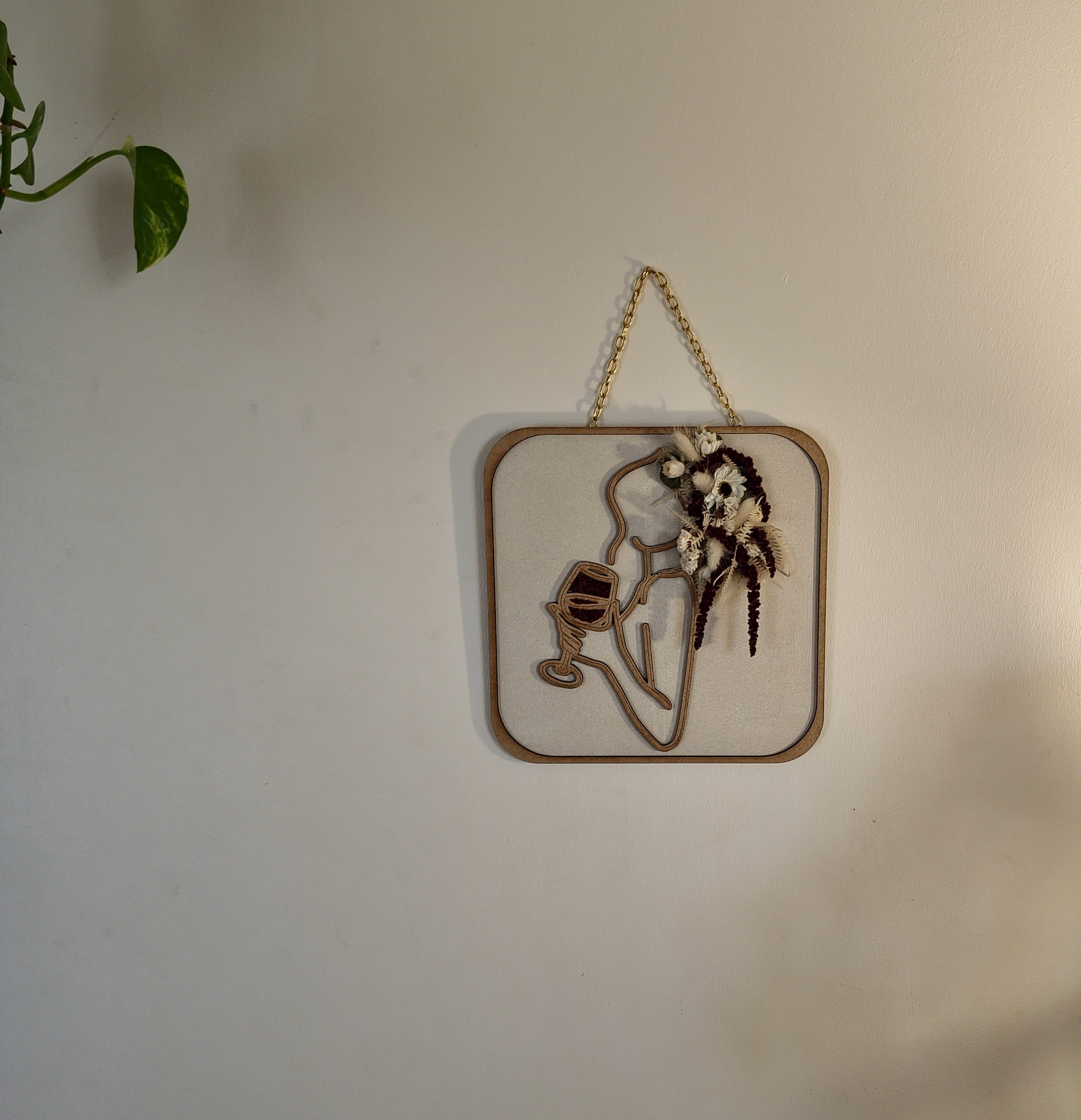 Cadre en bois silhouette en bois – Femme et Maternité en fleurs séchées
