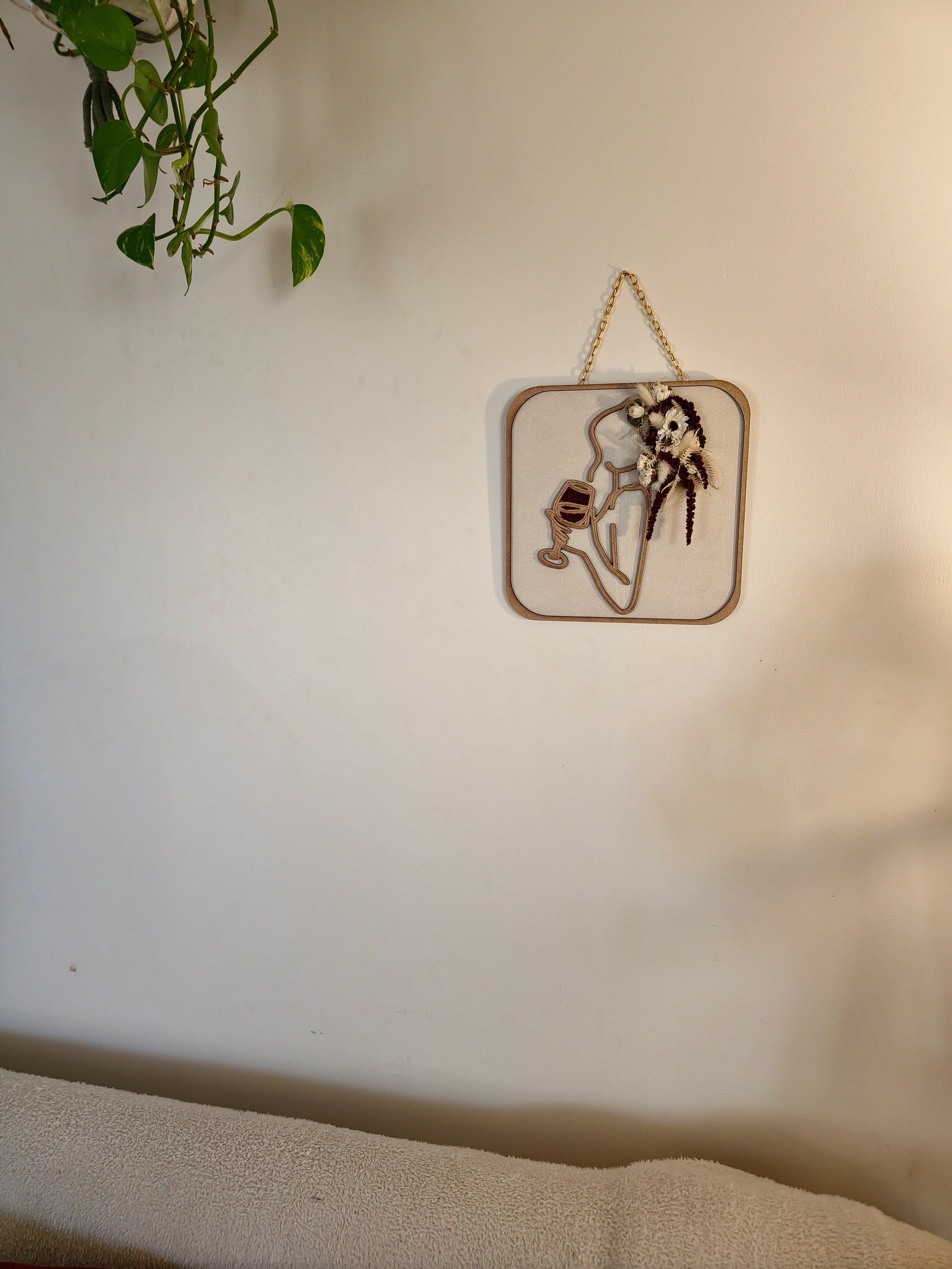 Cadre en bois silhouette en bois – Femme et Maternité en fleurs séchées
