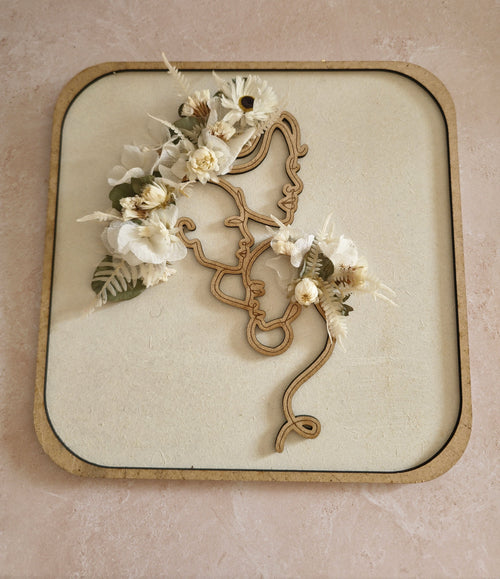 Cadre en bois silhouette en bois – Femme et Maternité en fleurs séchées