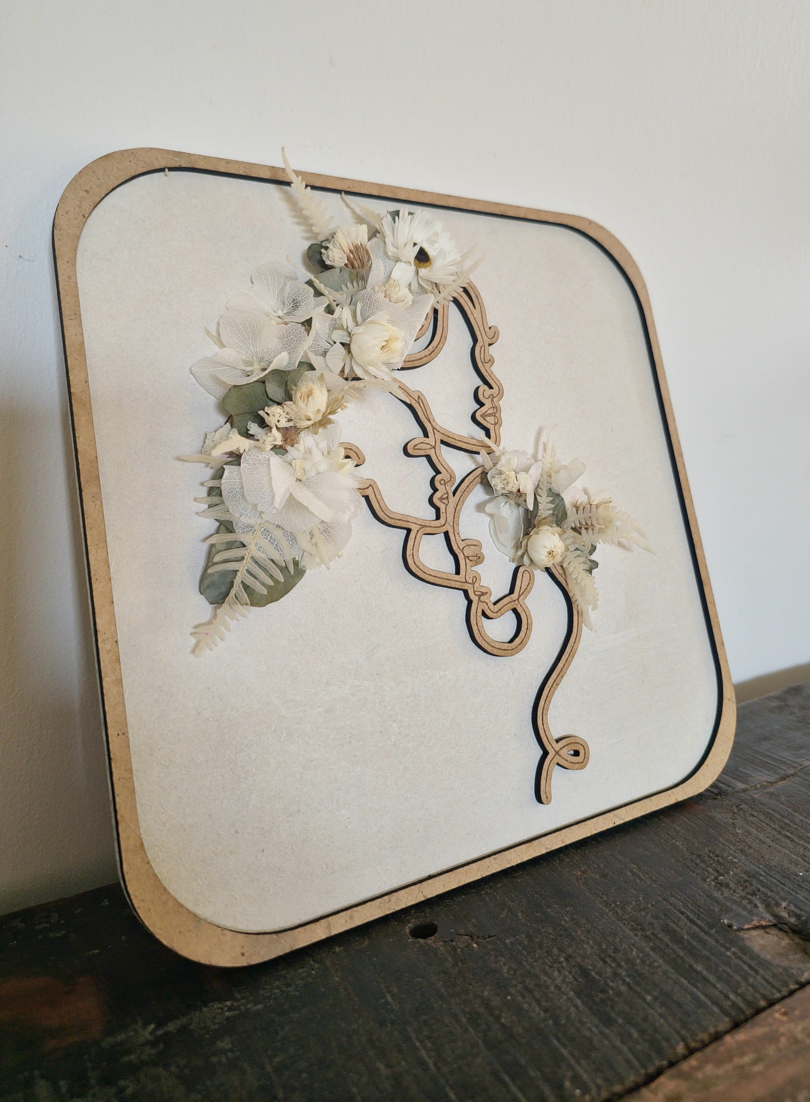 Cadre en bois silhouette en bois – Femme et Maternité en fleurs séchées