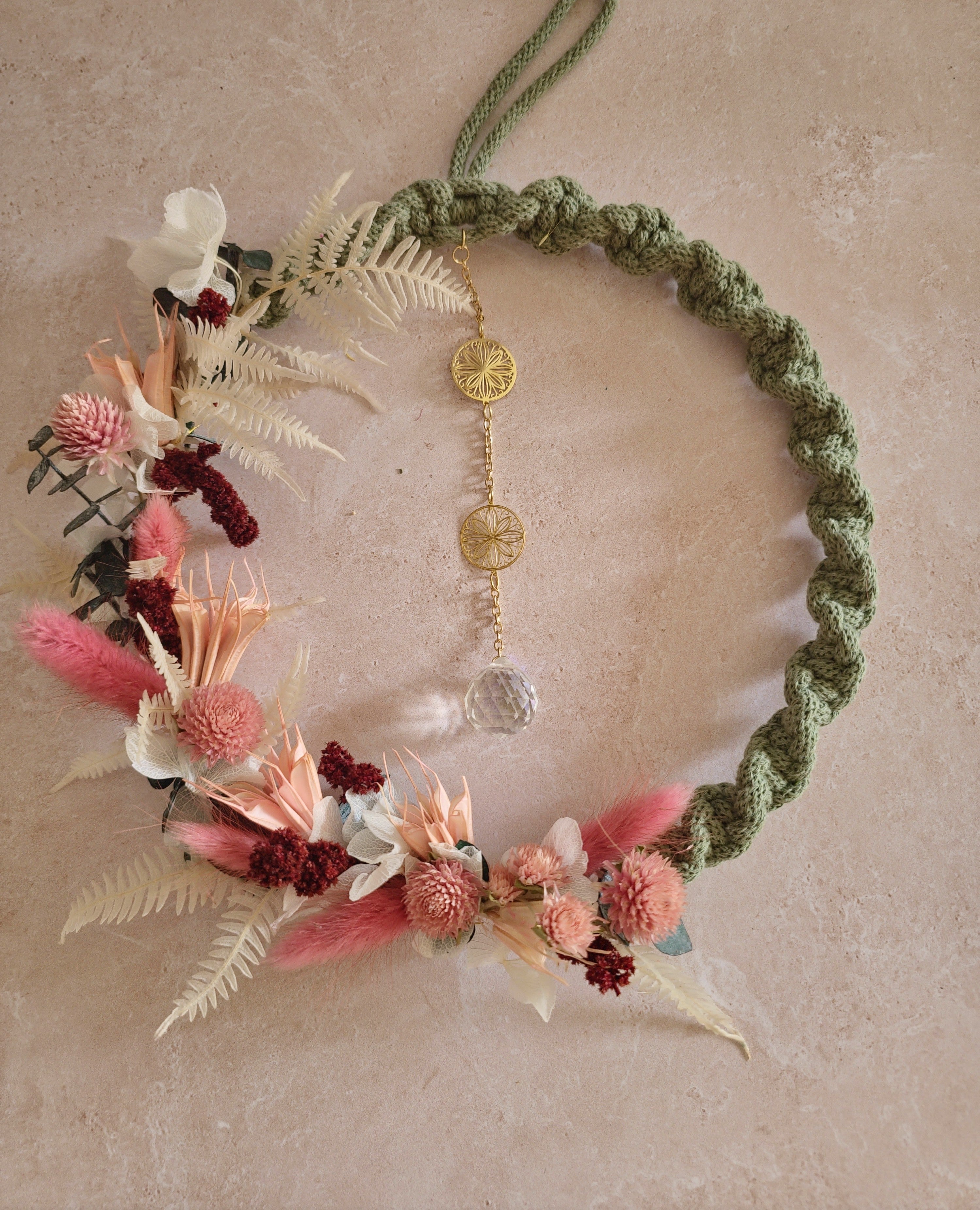 Couronne de fleurs séchées en macramé avec attrape lumière – Rose et vert