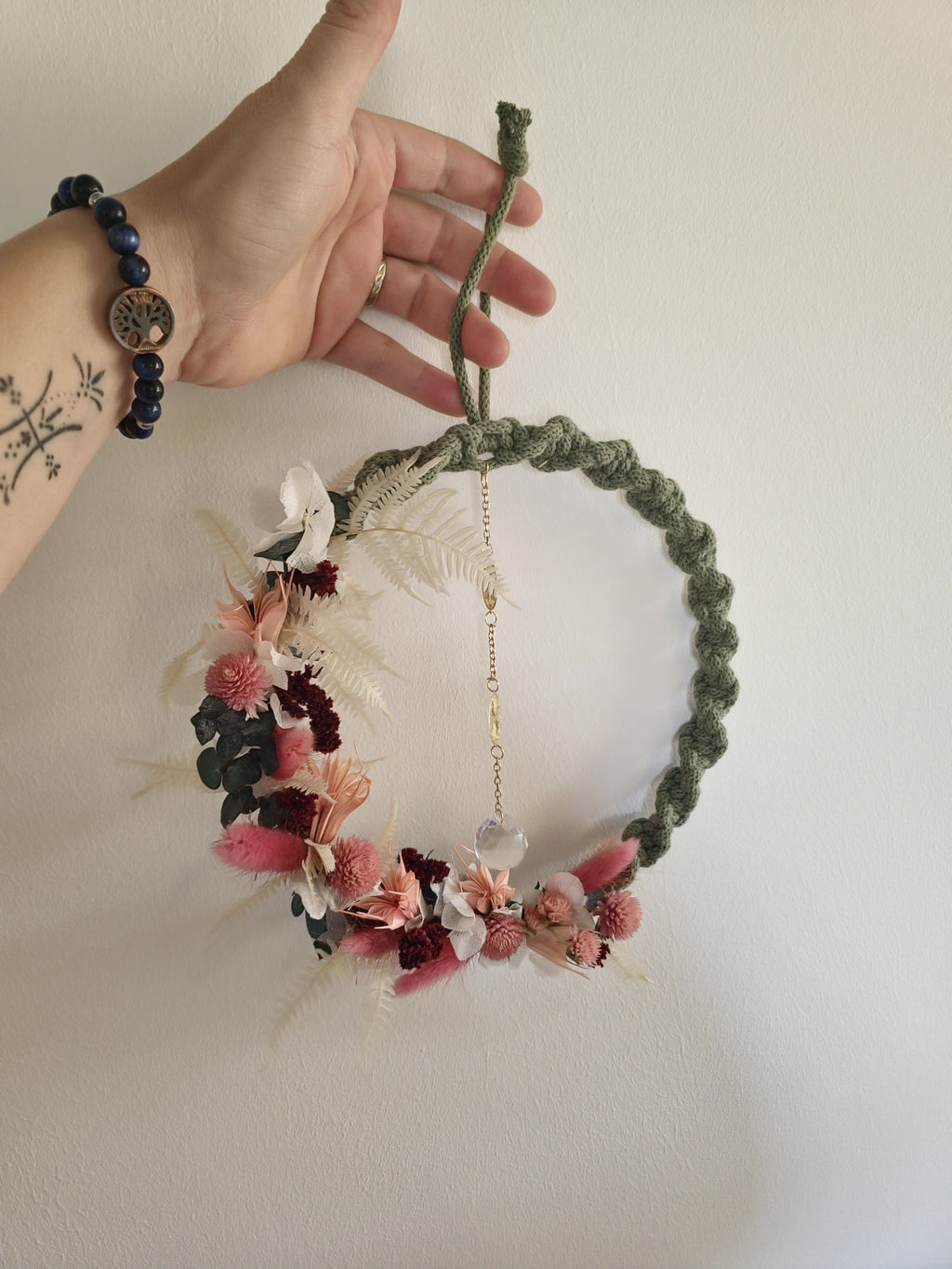 Couronne de fleurs séchées en macramé avec attrape lumière – Rose et vert