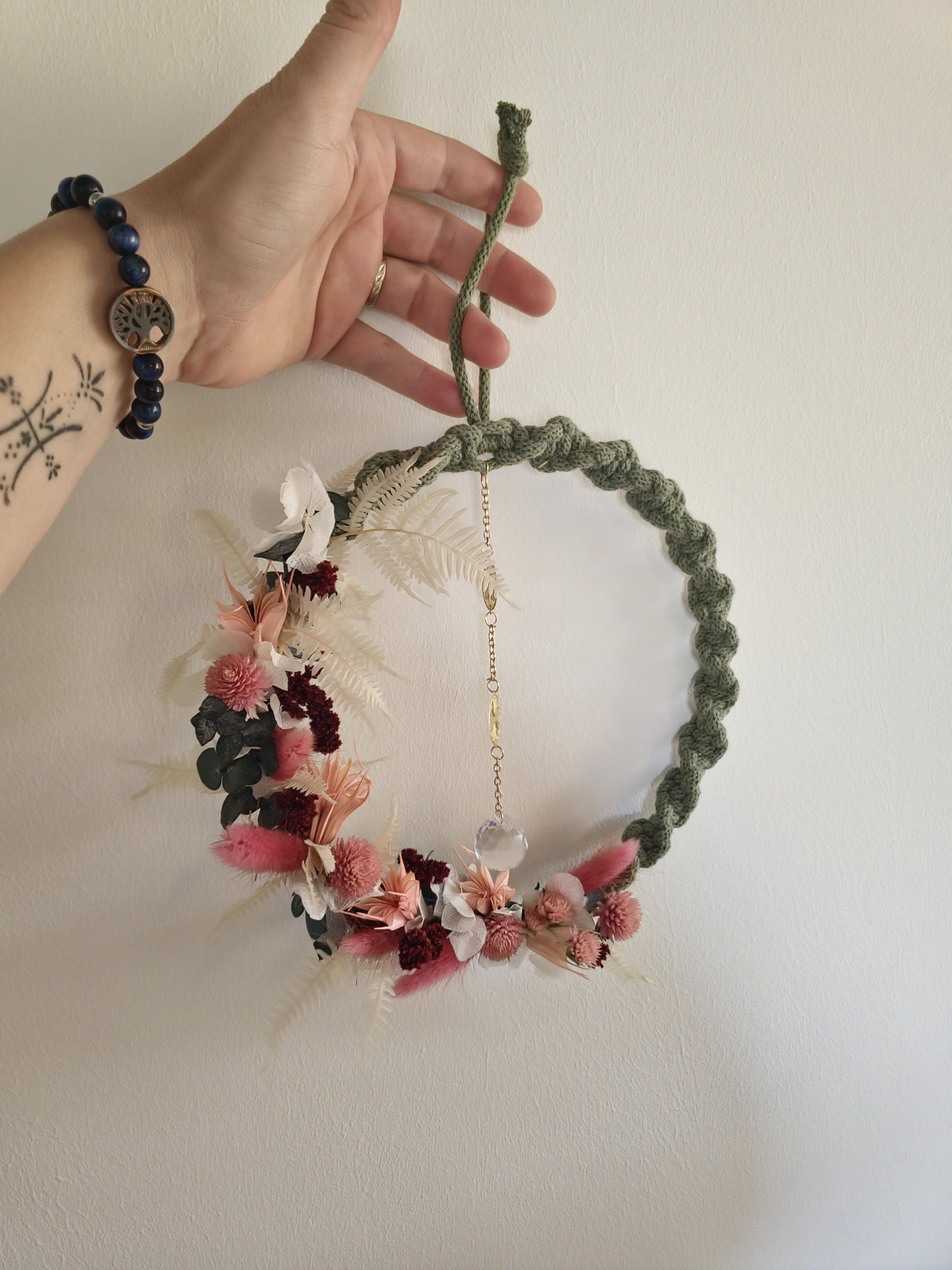 Couronne de fleurs séchées en macramé avec attrape lumière – Rose et vert