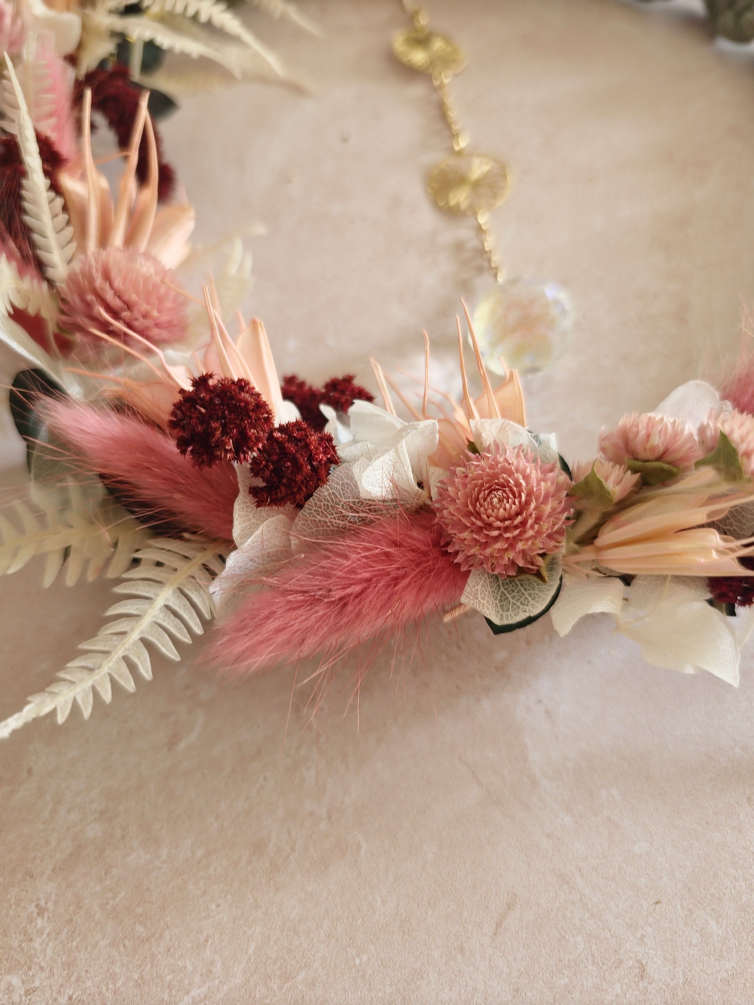 Couronne de fleurs séchées en macramé avec attrape lumière – Rose et vert