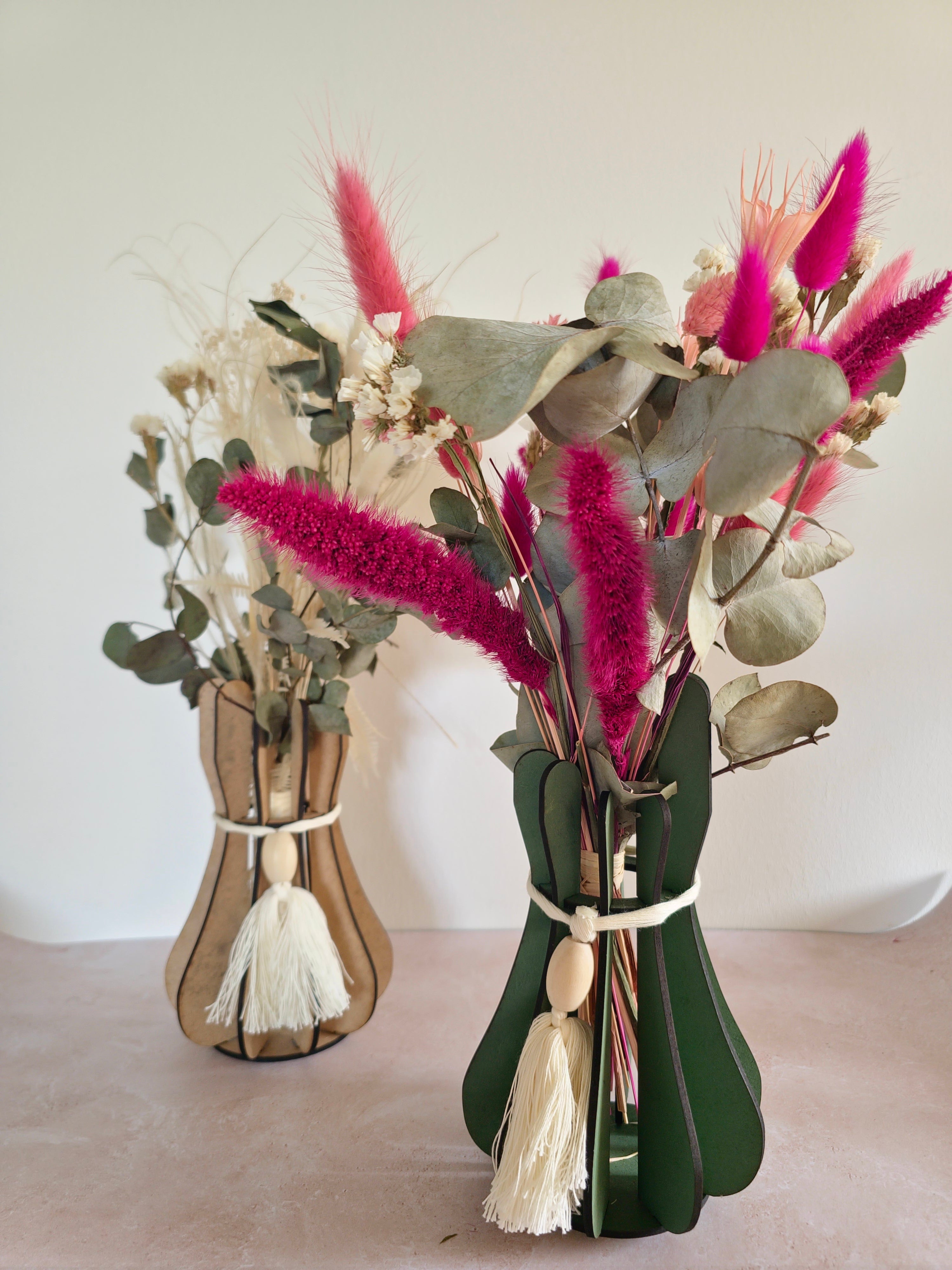 Vase en bois design bicolore avec bouquet de fleurs séchées – personnalisable