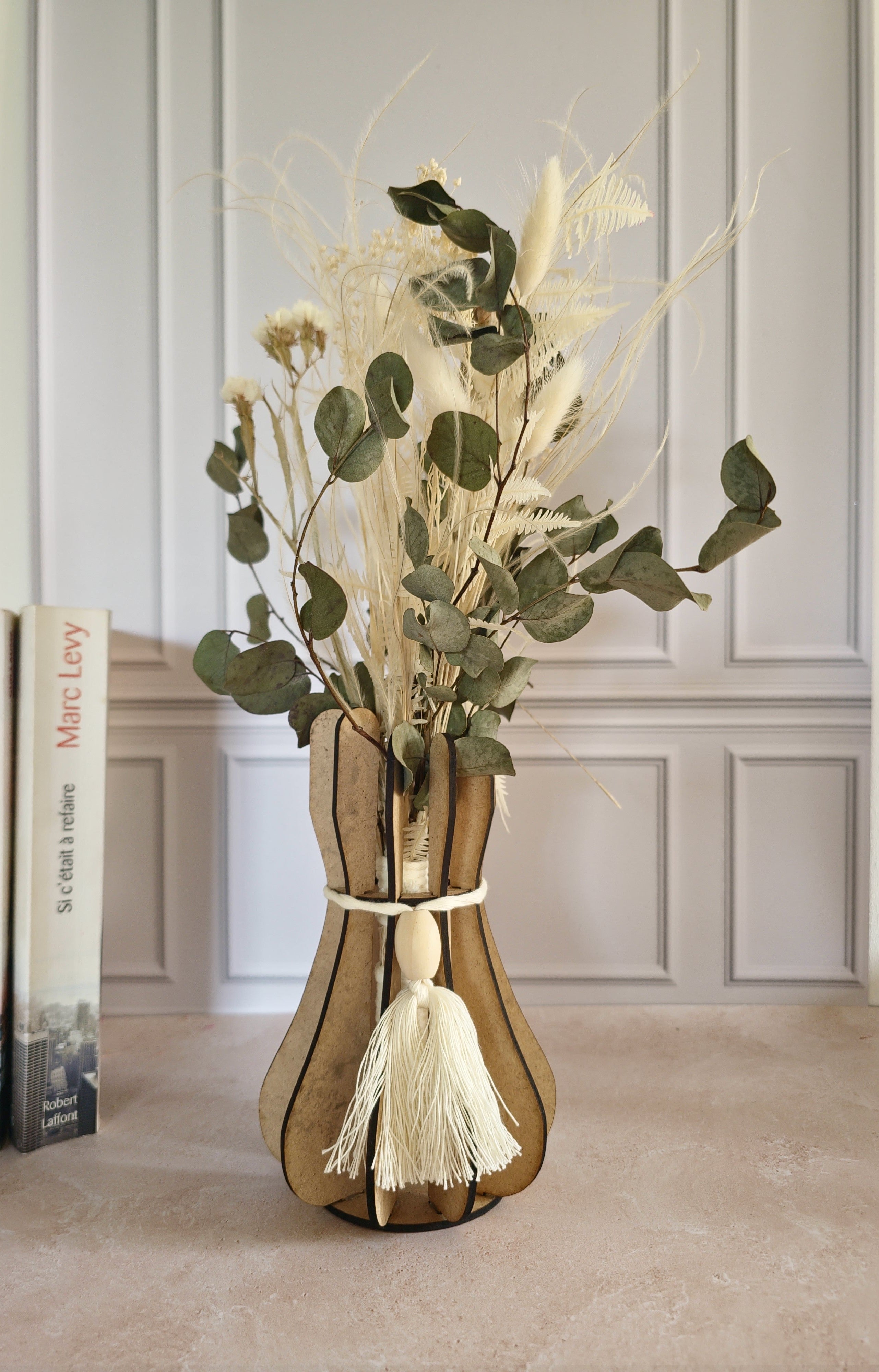 Vase en bois design bicolore avec bouquet de fleurs séchées – personnalisable