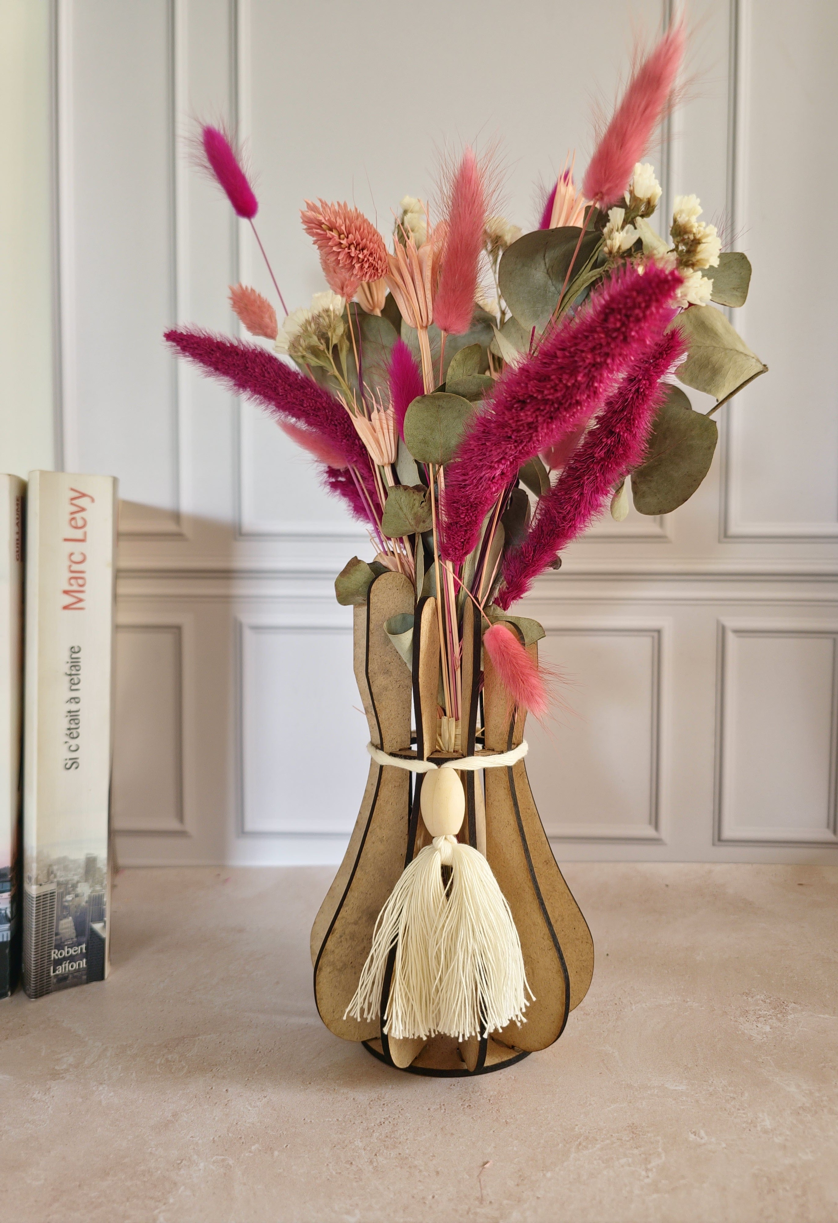 Vase en bois design bicolore avec bouquet de fleurs séchées – personnalisable