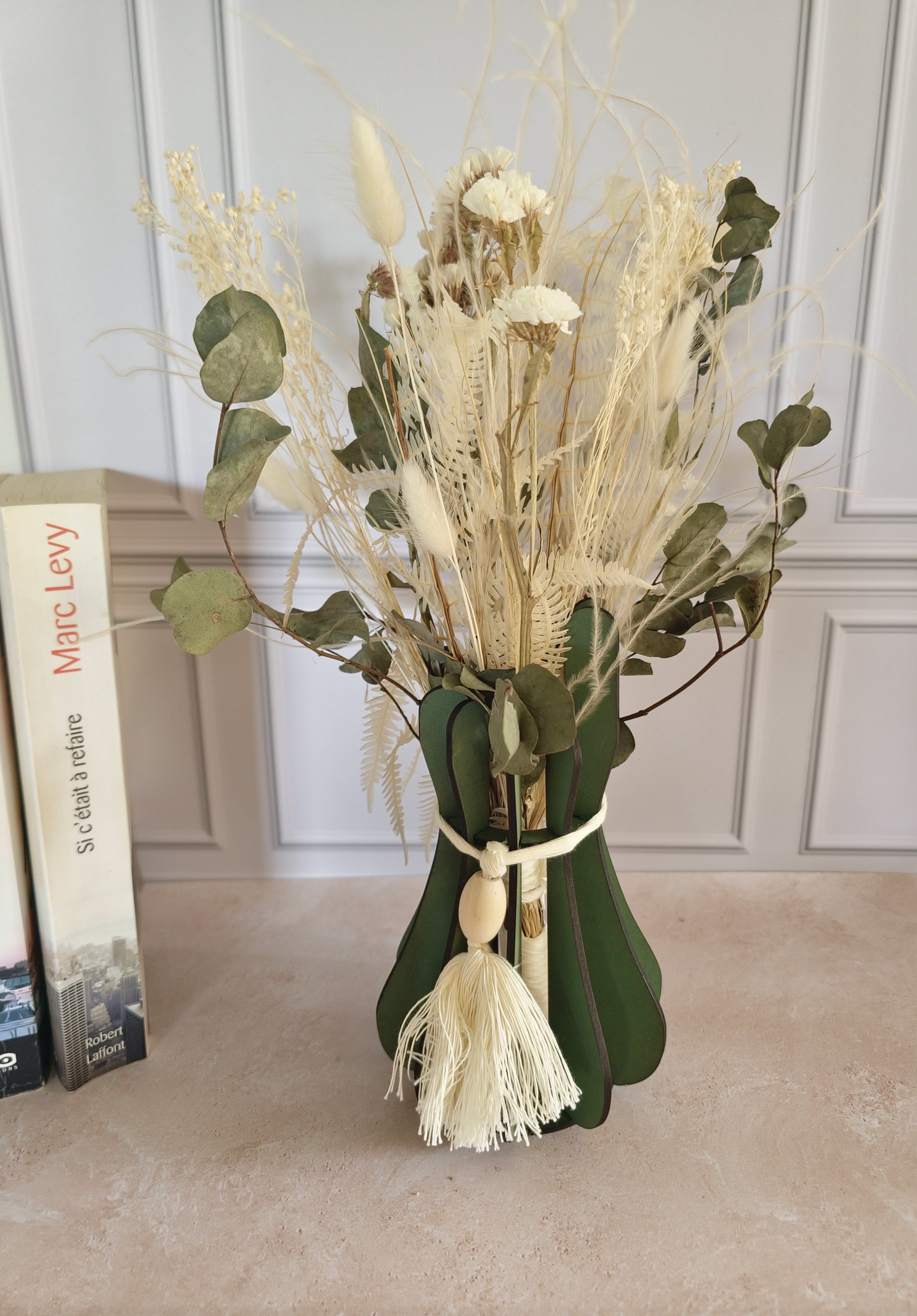 Vase en bois design bicolore avec bouquet de fleurs séchées – personnalisable
