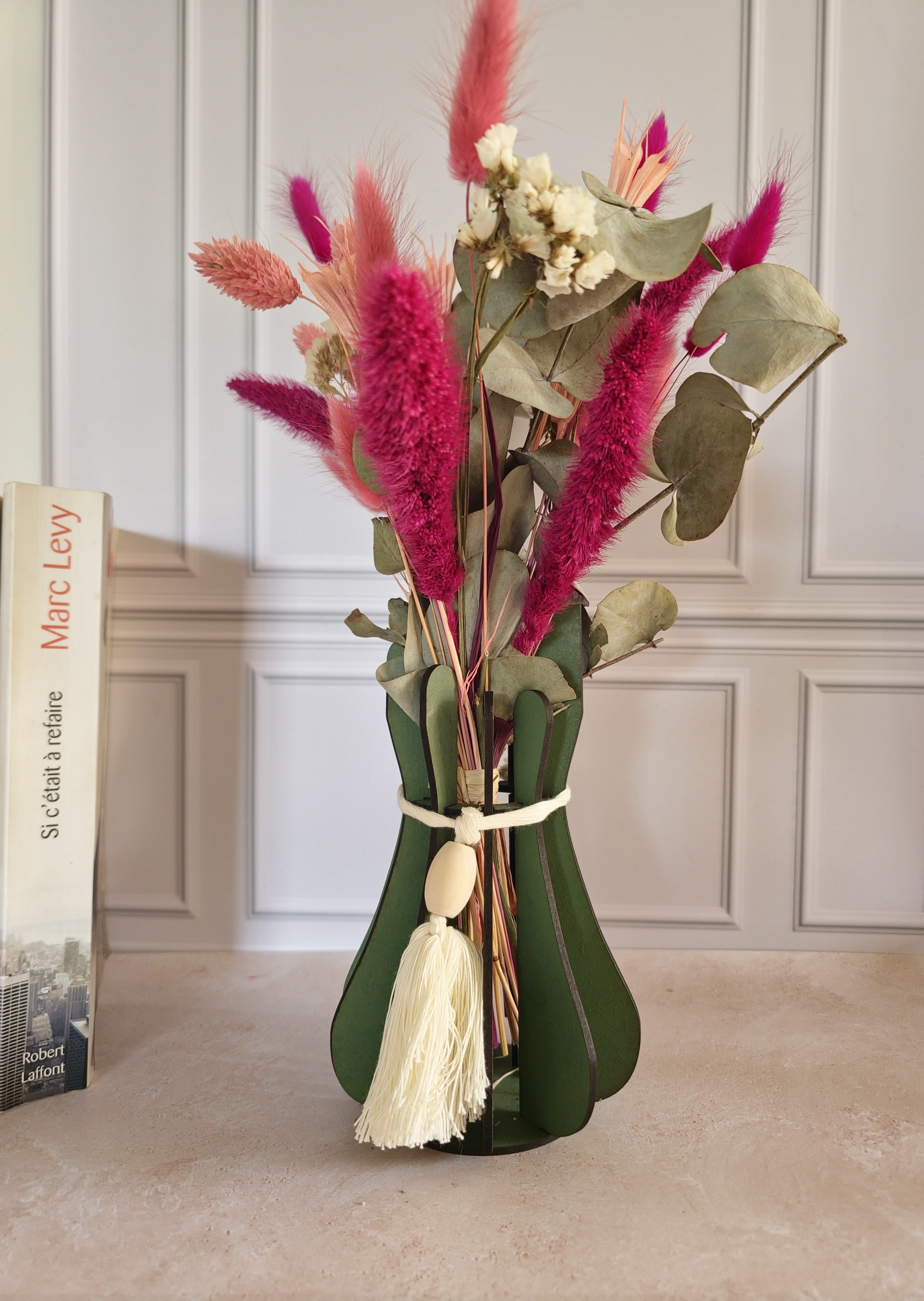 Vase en bois design bicolore avec bouquet de fleurs séchées – personnalisable