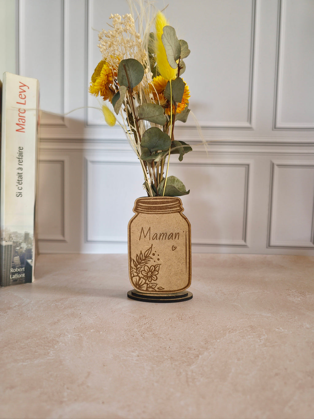 Vase en bois personnalisé avec fleurs séchées jaunes