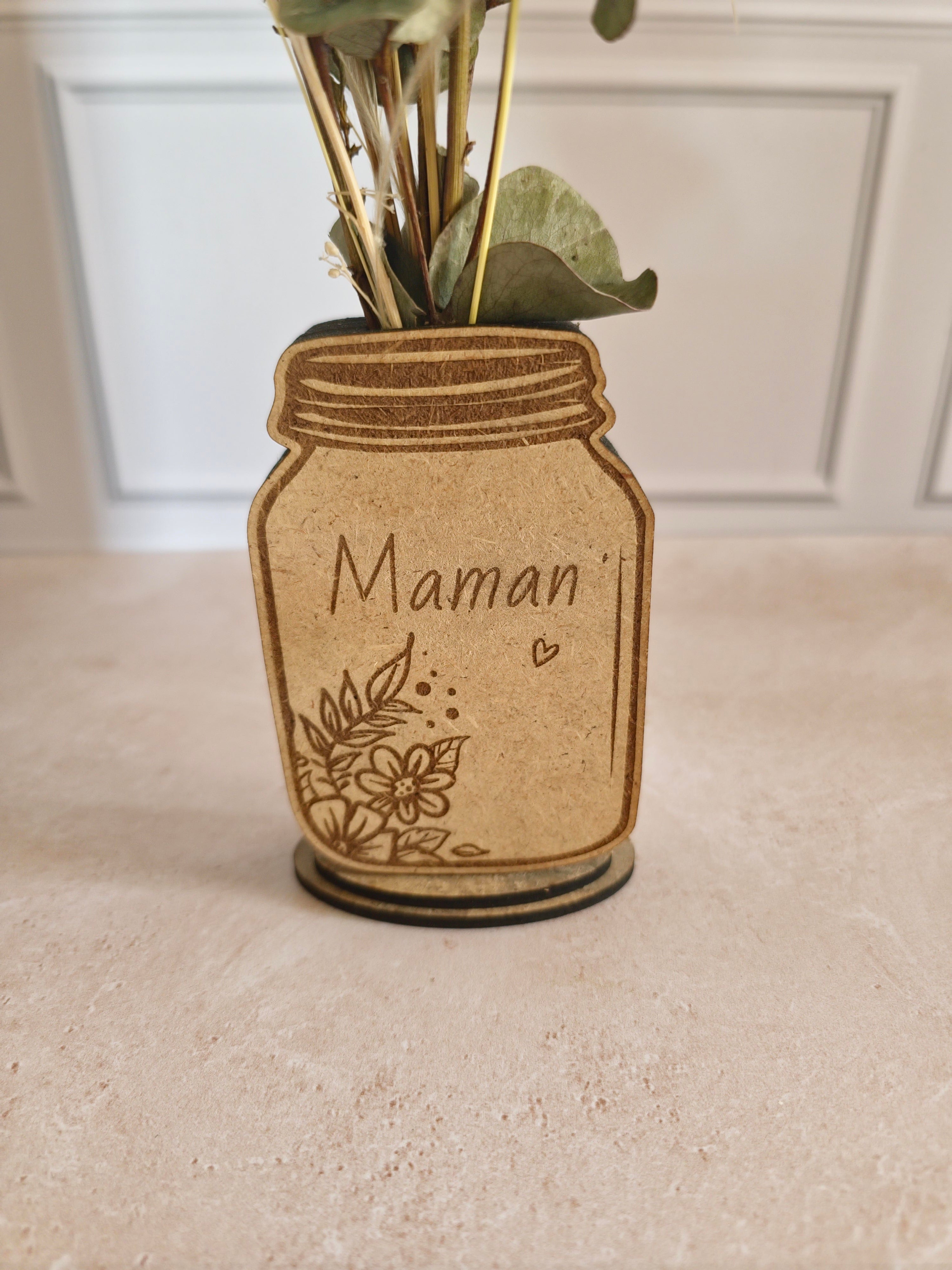 Vase en bois personnalisé avec fleurs séchées jaunes