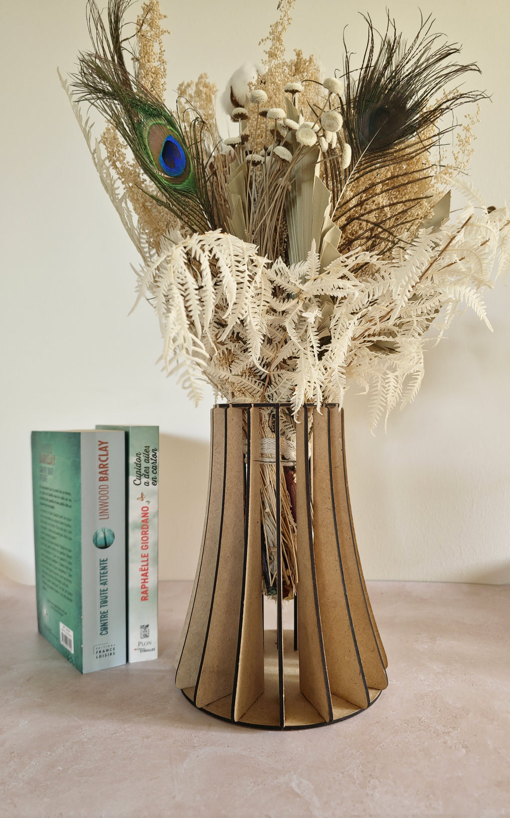 Vase en bois avec bouquet de fleurs séchées – création artisanale unique