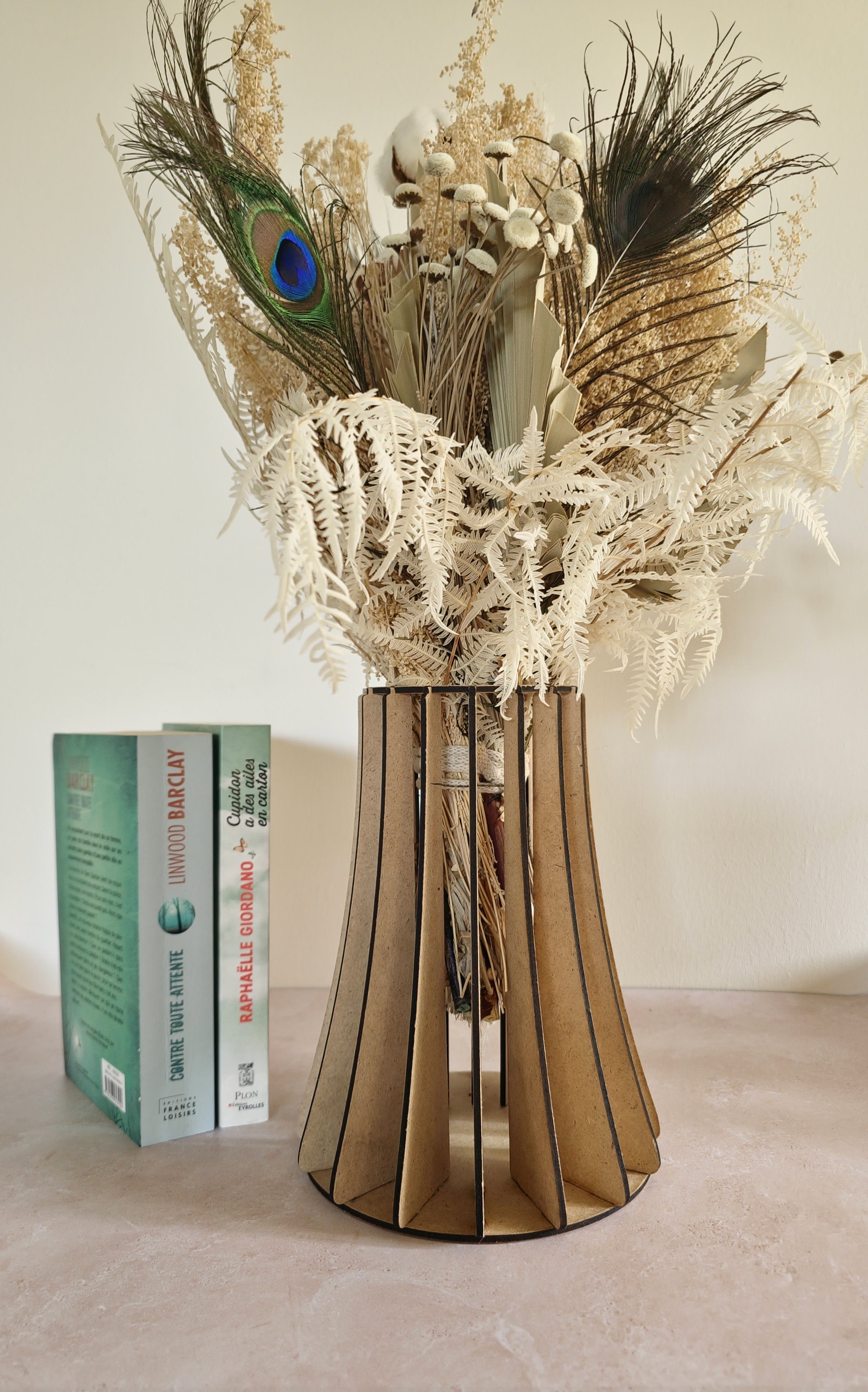 Vase en bois avec bouquet de fleurs séchées – création artisanale unique