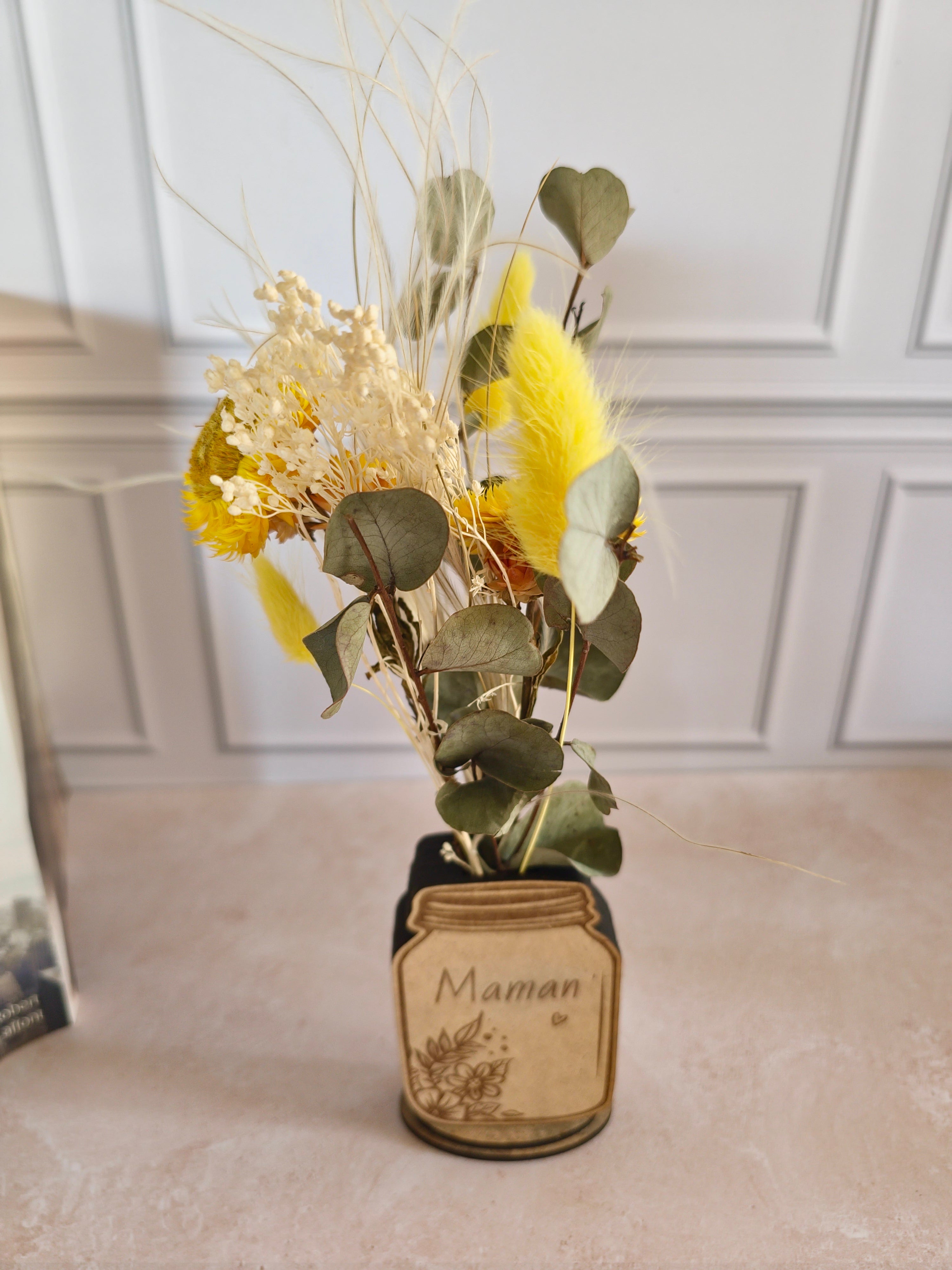 Vase en bois personnalisé avec fleurs séchées jaunes