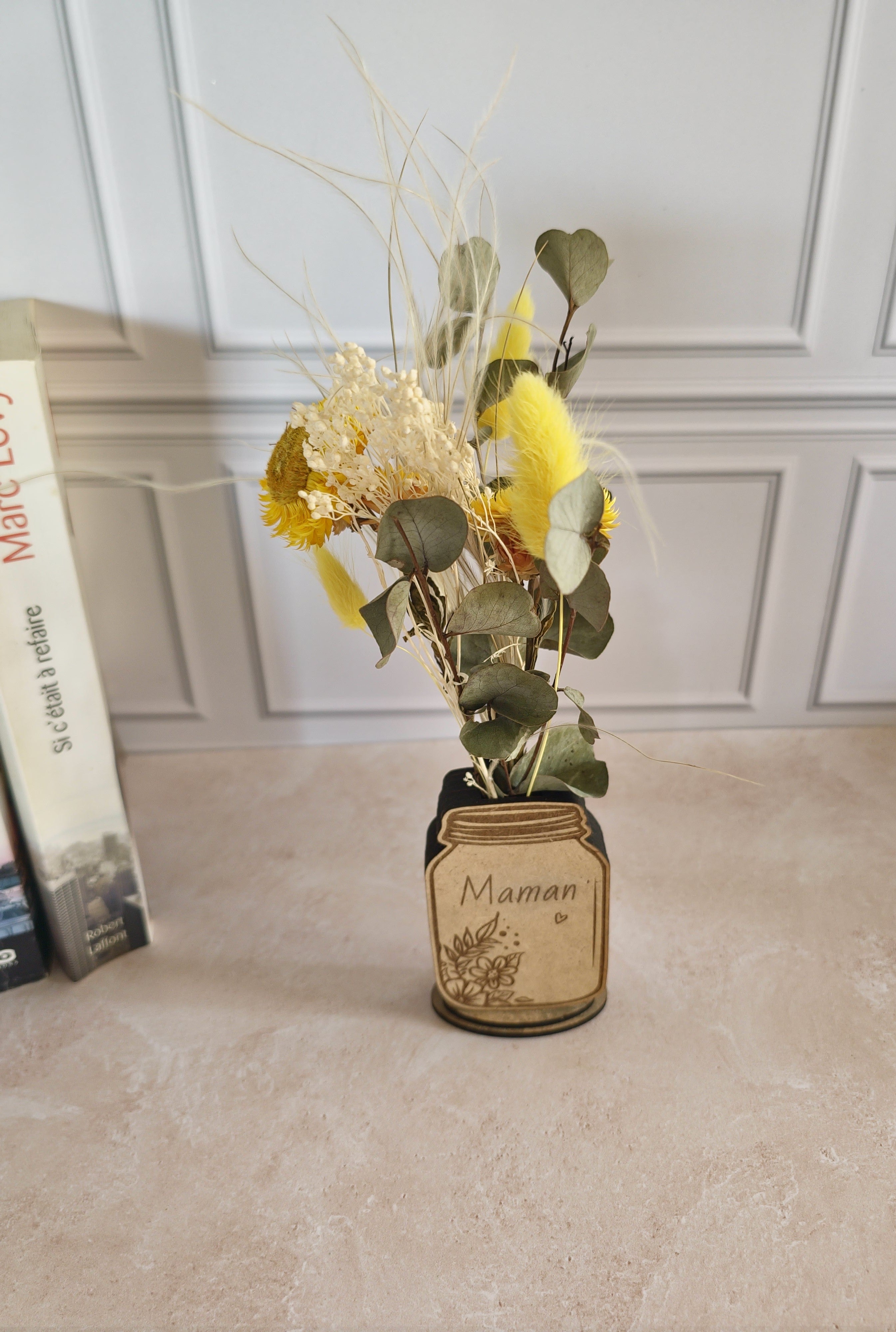 Vase en bois personnalisé avec fleurs séchées jaunes