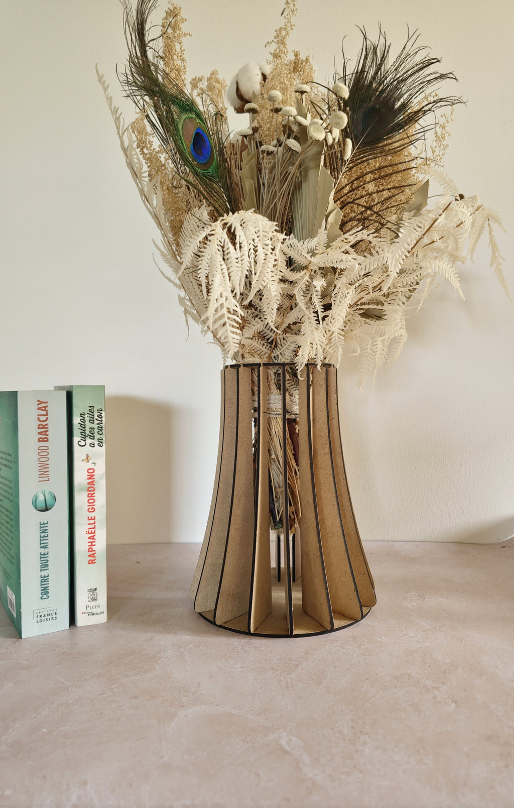 Vase en bois avec bouquet de fleurs séchées – création artisanale unique