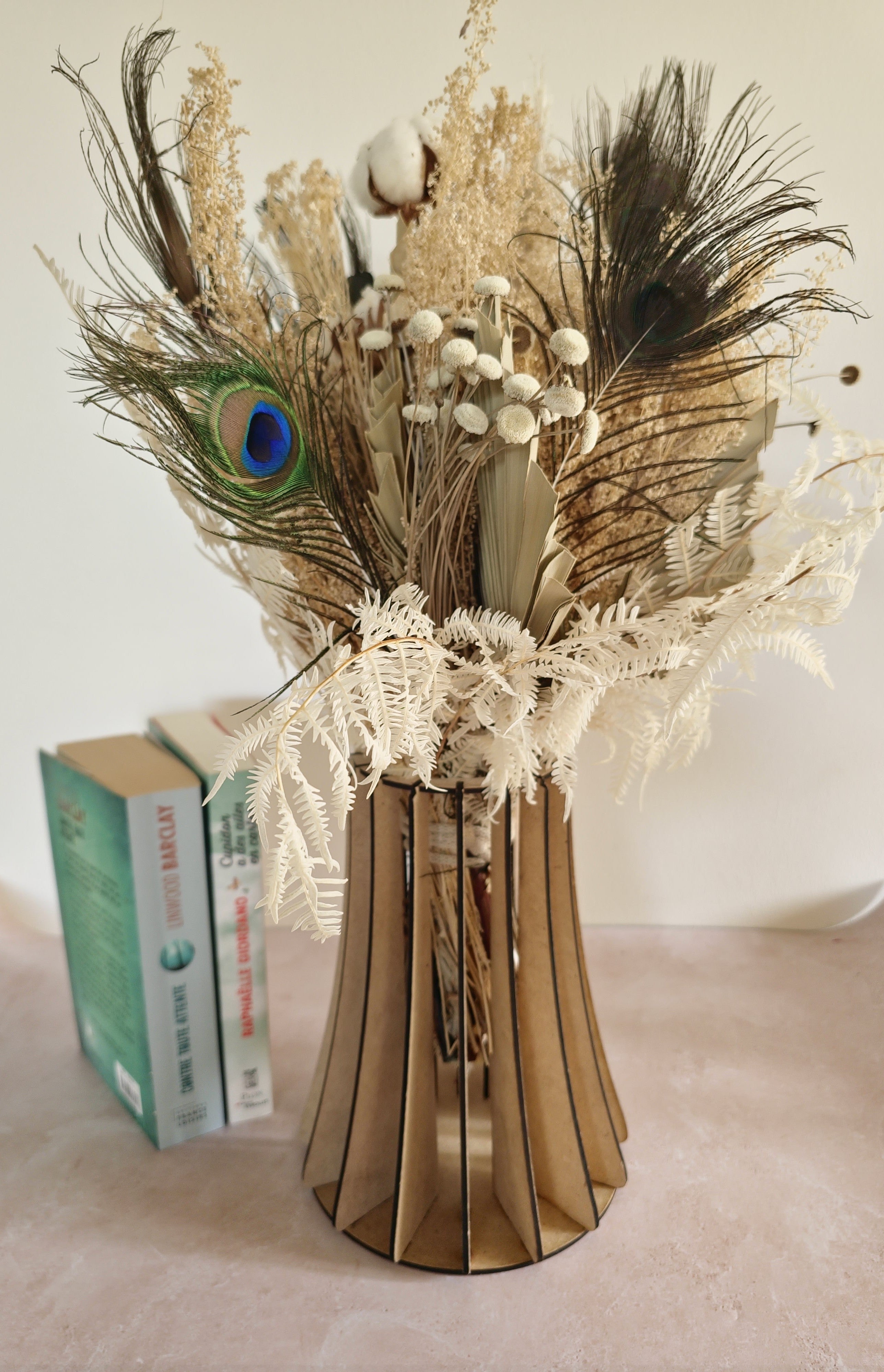 Vase en bois avec bouquet de fleurs séchées – création artisanale unique