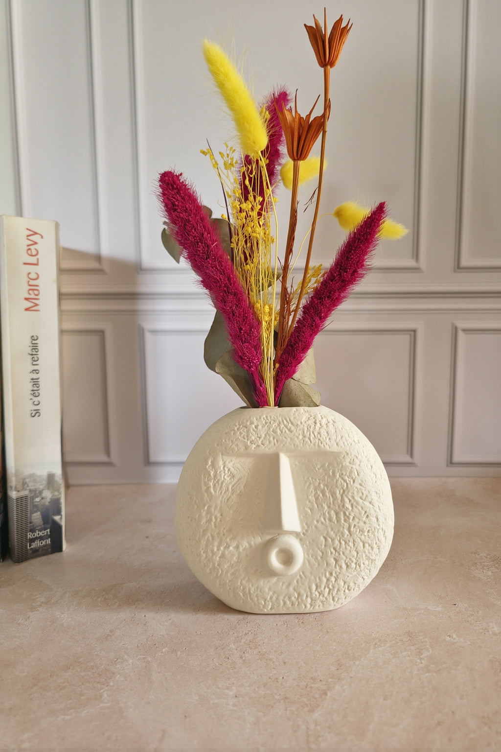 Vase visage en céramique avec bouquet de fleurs séchées jaune et rose