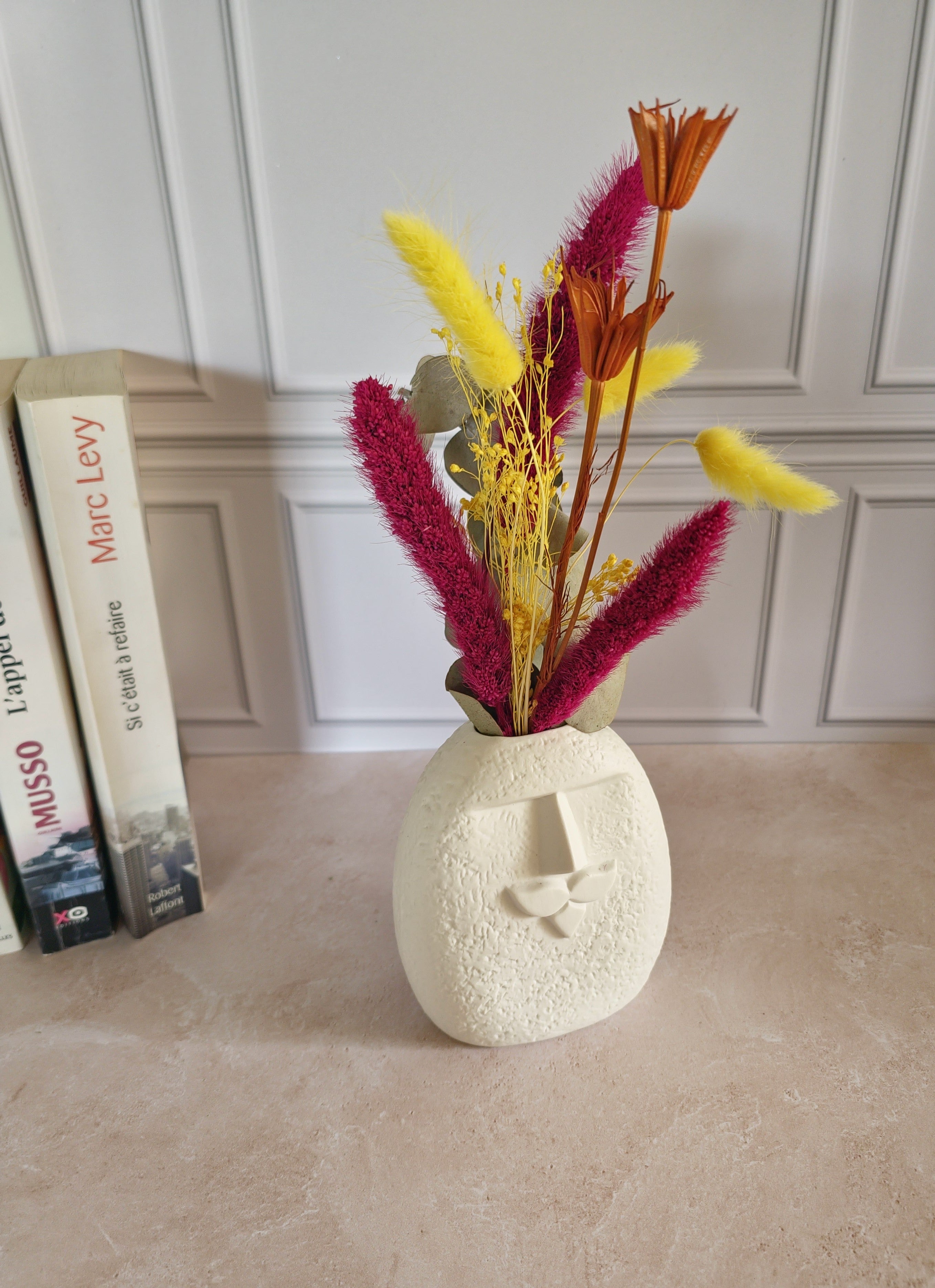 Vase visage en céramique avec bouquet de fleurs séchées jaune et rose