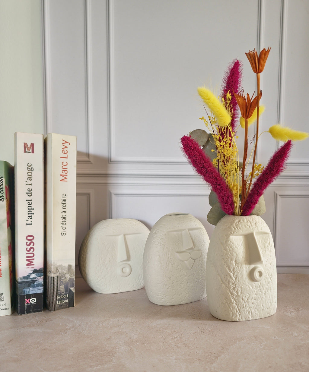 Vase visage en céramique avec bouquet de fleurs séchées jaune et rose