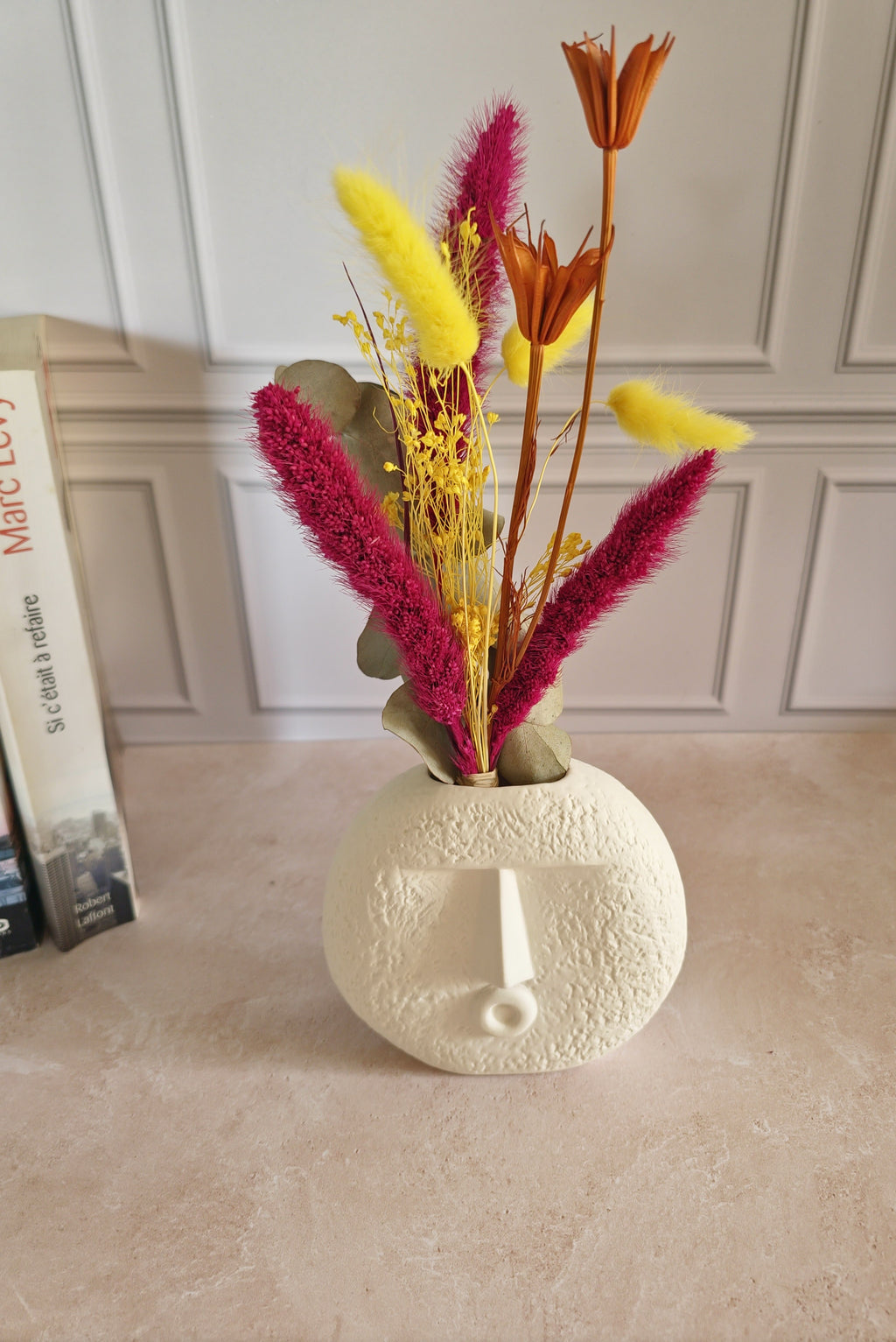 Vase visage en céramique avec bouquet de fleurs séchées jaune et rose