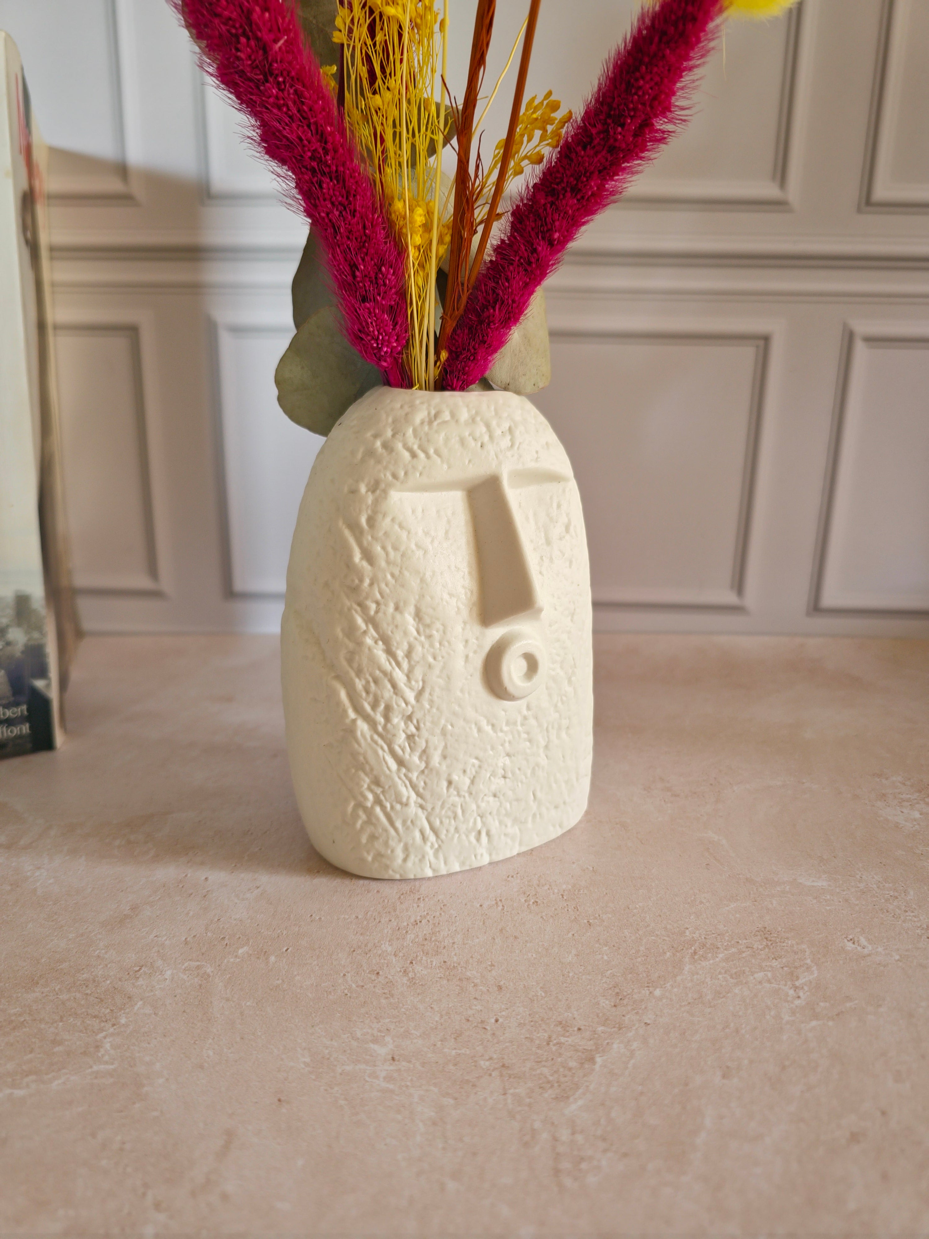 Vase visage en céramique avec bouquet de fleurs séchées jaune et rose