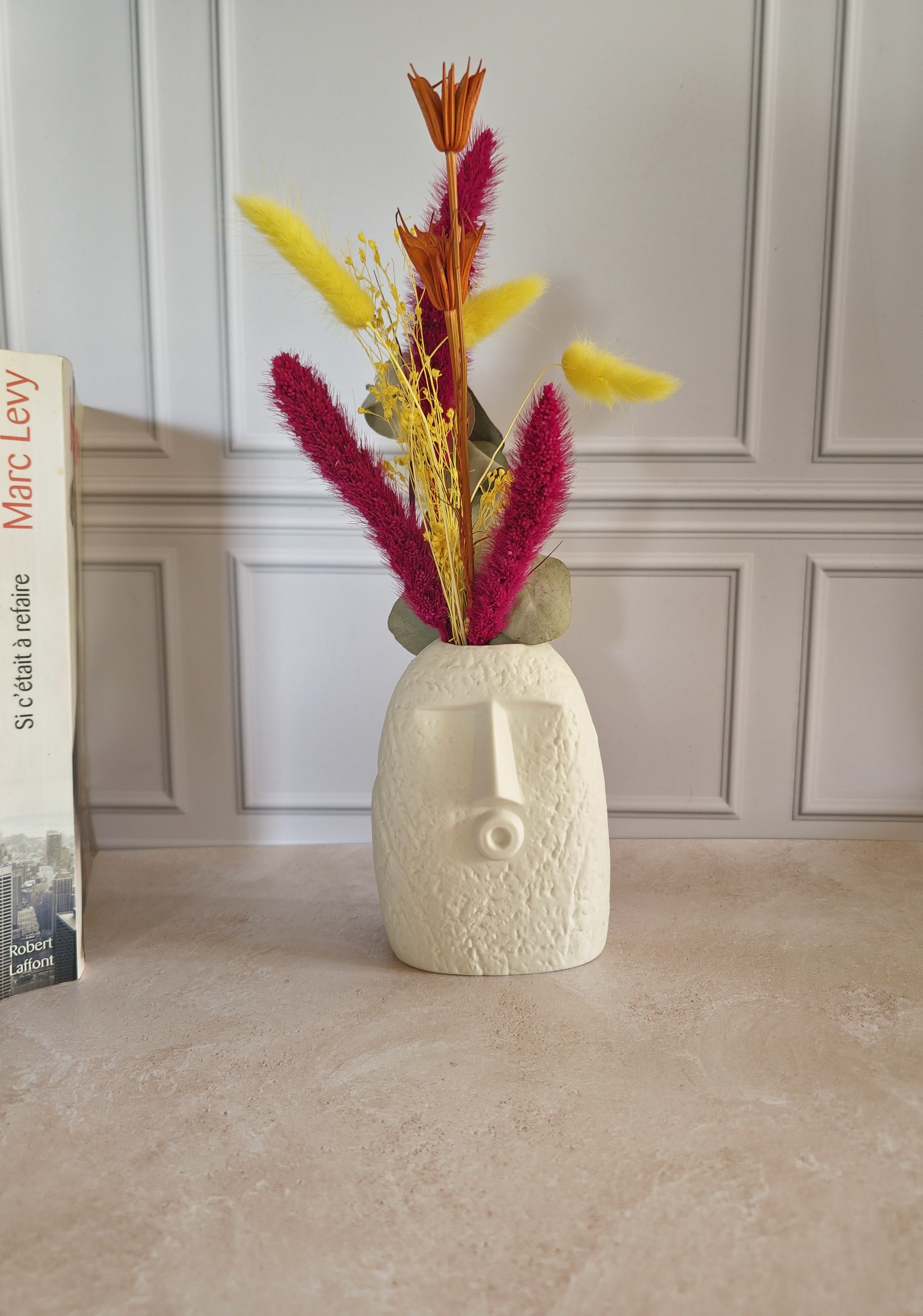 Vase visage en céramique avec bouquet de fleurs séchées jaune et rose
